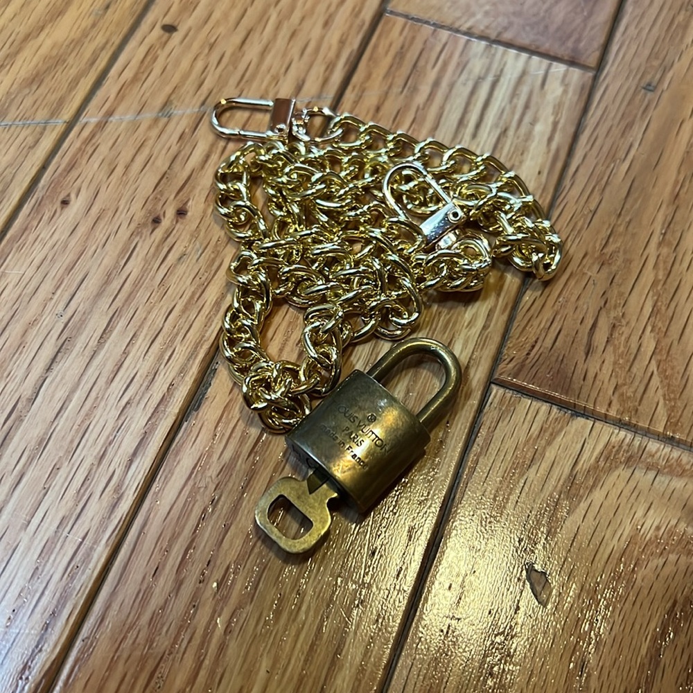 š§”Gold Chain Necklace with LV Lock Pendant 307 - Picture 12 of 14